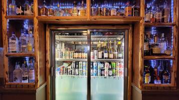 Eine Bar mit Regalen voller alkoholischer Getränke und Dosen.