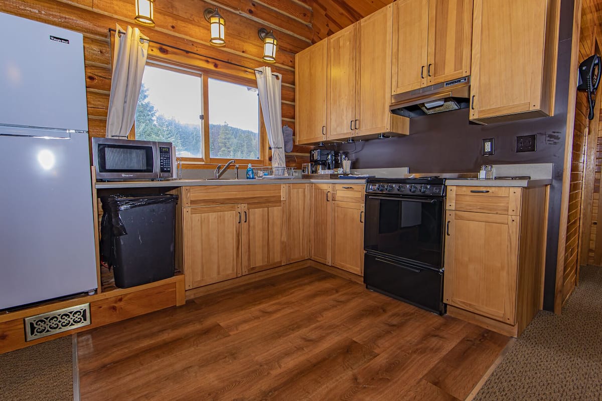 microwave, coffee/tea maker