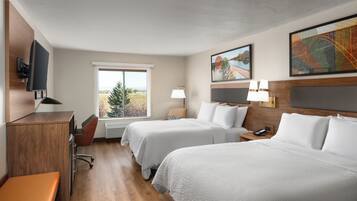 Colchones con pillow-top y caja de seguridad en la habitación