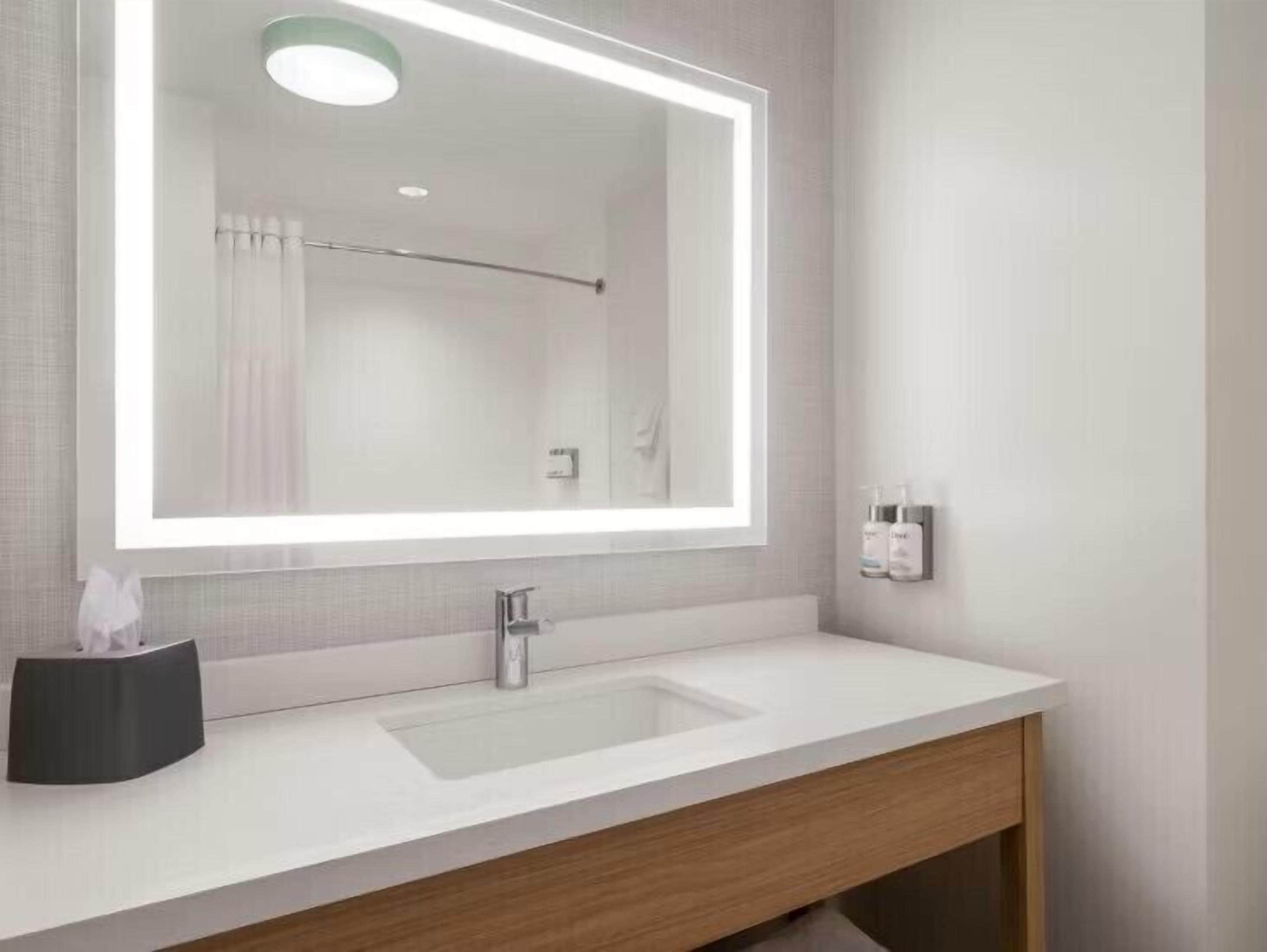 combined shower/bathtub, free toiletries, hair dryer, towels