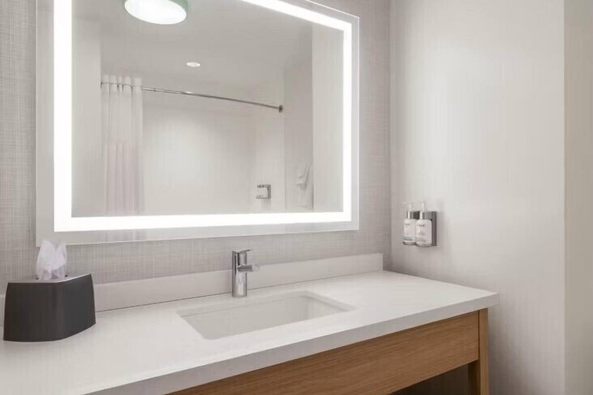 combined shower/bathtub, free toiletries, hair dryer, towels