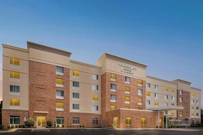 A multi-story hotel building with a sign reading 'TOWNPLACE SUITES BY MARRIOTT'. - TownePlace Suites by Marriott Mooresville (Mooresville)