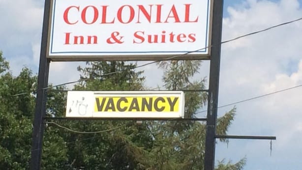 A sign for Colonial Inn & Suites with a vacancy notice. - Colonial Inn & Suites (Meriden)