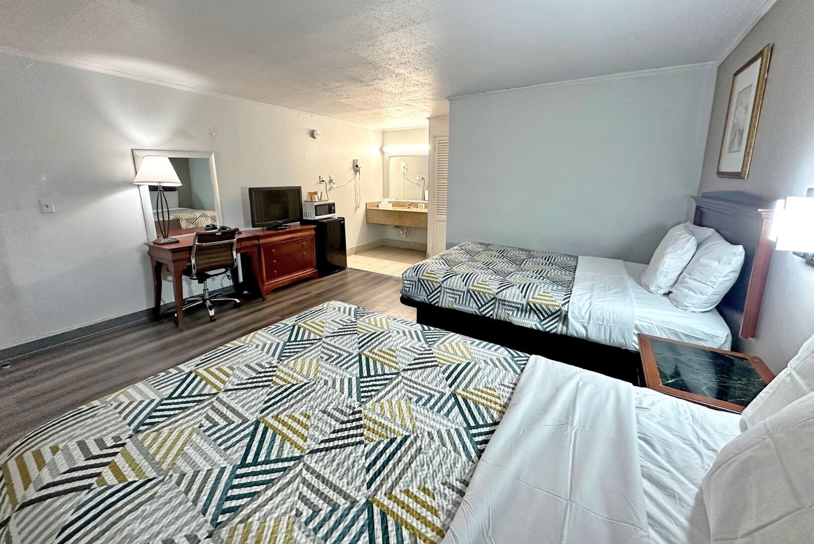 Premium bedding, down duvets, desk, free cots/infant beds