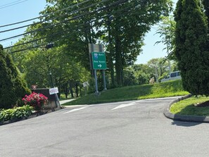 Property entrance - Red Carpet Inn (Stamford)