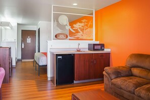 Fridge, microwave - Motel 6 Newport, OR (Newport)