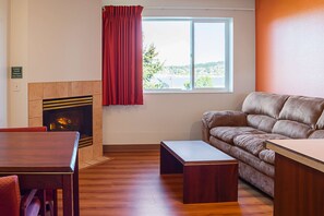 Fireplace - Motel 6 Newport, OR (Newport)