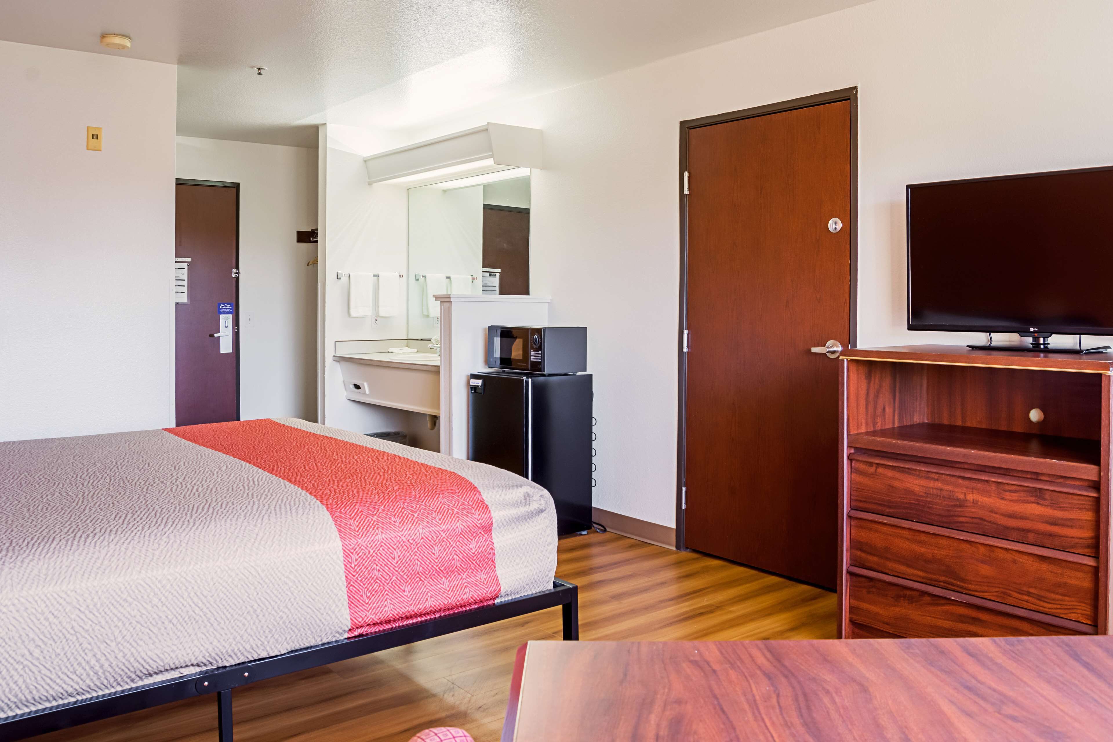 Desk, iron/ironing board (on request), WiFi (free), bed sheets