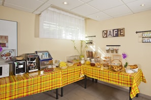 Café da manhã com buffet todos os dias mediante uma taxa