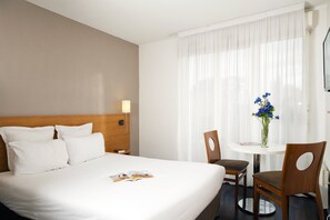 Schreibtisch, schallisolierte Zimmer, Bügeleisen/Bügelbrett