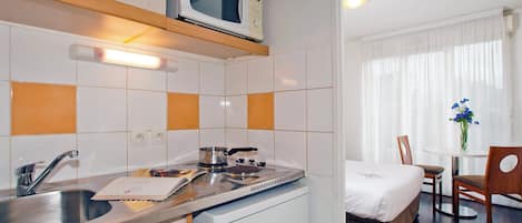 Een bureau, geluiddichte muren, een strijkplank/strijkijzer