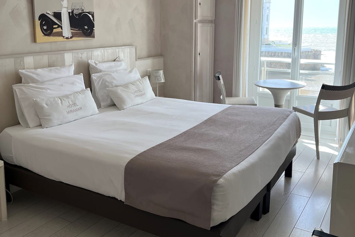 Luxe beddengoed, een kluis op de kamer, een bureau, babybedden