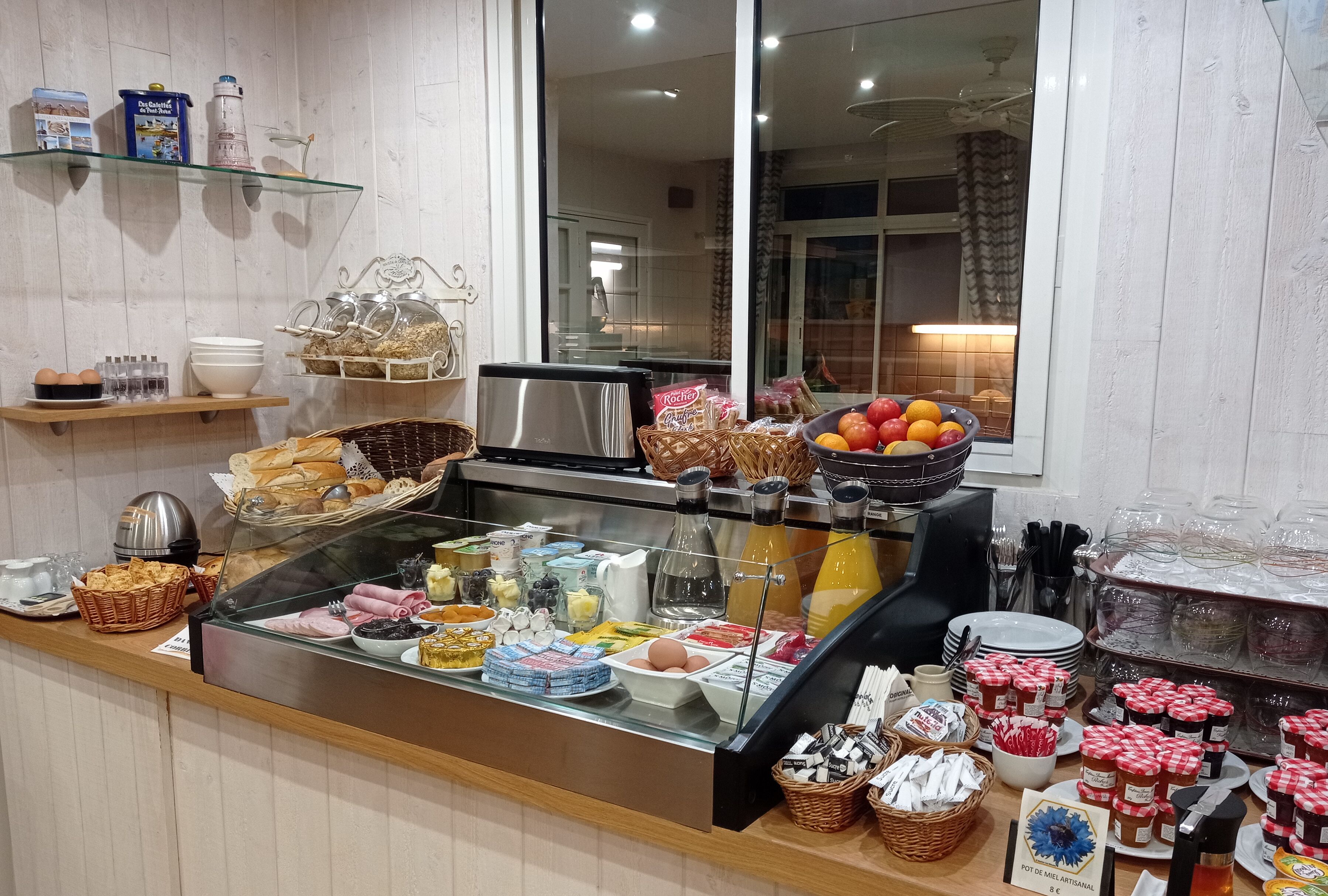 daily continental breakfast (eur 15 per person)