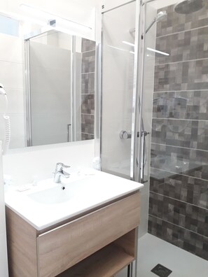 Double Room with city view | Bathroom