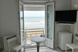 Premium bedding, in-room safe, desk, cribs/infant beds - The Originals Boutique, Hôtel Miramar (Royan)