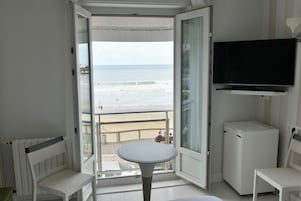Roupas de cama premium, cofres nos quartos, escrivaninha