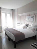 Quarto casal, vista para o mar | Roupas de cama premium, cofres nos quartos, escrivaninha