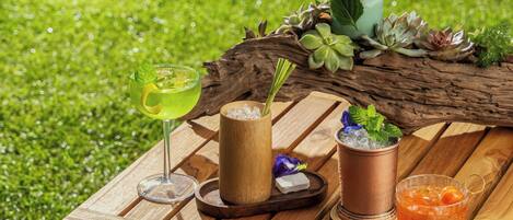 Una mesa de madera con bebidas y un ambiente rústico.