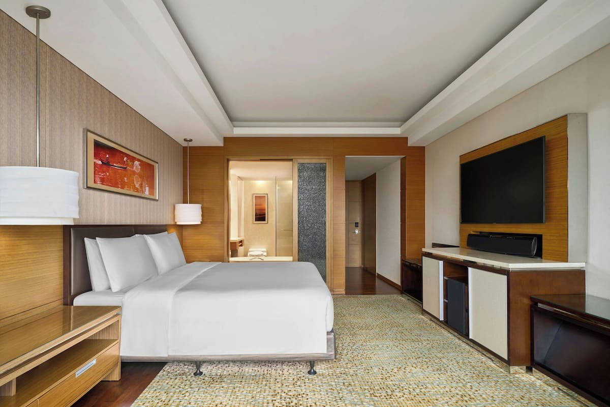 Seprai premium, busa memori, minibar, dan brankas