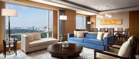 Executive Suite, 1 King Bed, Non Smoking | Living room