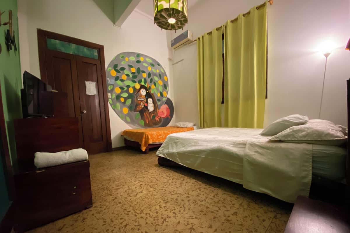 Eenvoudige kamer | Een kluis op de kamer, verduisterende gordijnen, gratis wifi