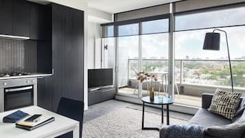 One Bedroom Apartment - Open Plan | Zona de estar | Una televisión de pantalla plana