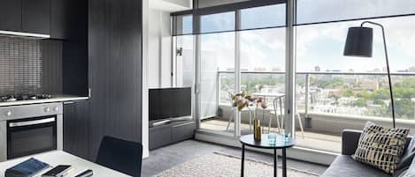 One Bedroom Apartment - Open Plan | Woonruimte | Een flatscreentelevisie