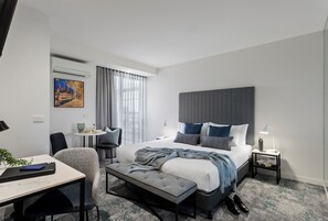 Sengetøy av topp kvalitet, individuelt dekorert og skrivebord