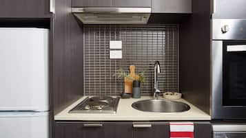 Apartamento estudio | Cocina privada | Frigorífico, microondas, horno y placa de cocina