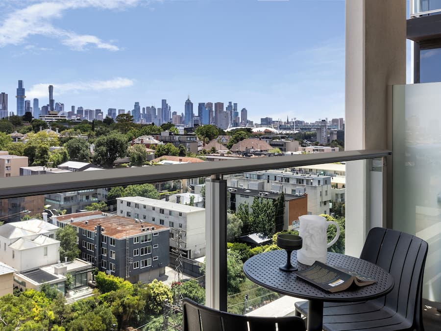 Luxe beddengoed, individueel gedecoreerd, een bureau