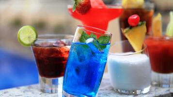 Variedad de bebidas coloridas sobre una mesa.