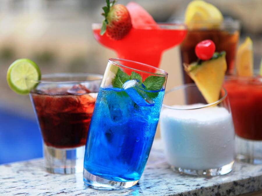 Variedad de bebidas coloridas sobre una mesa.