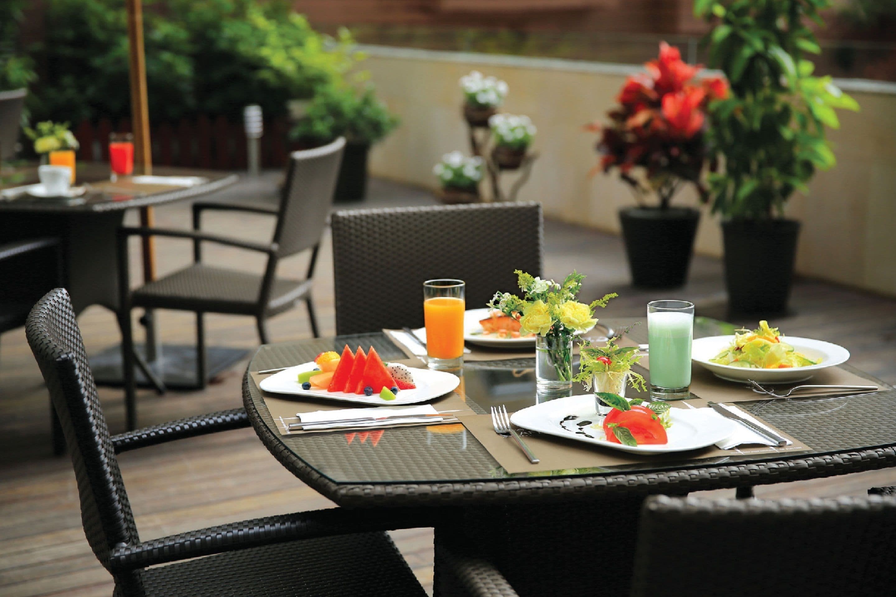 3 restaurants, breakfast, lunch, dinner served; international cuisine