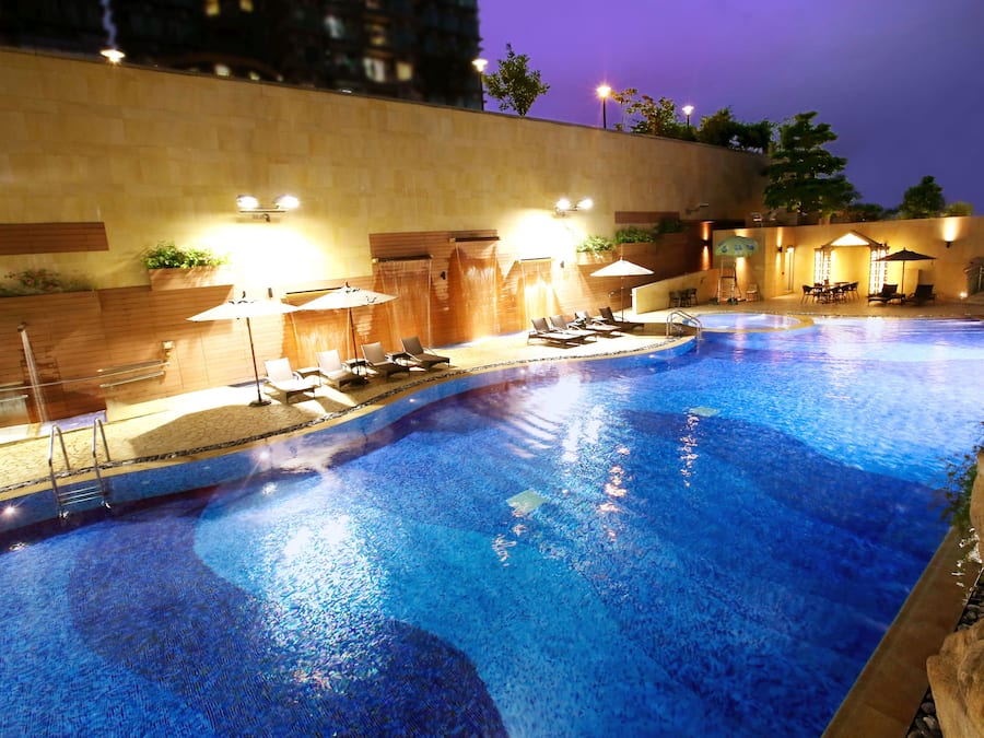 Alberca al aire libre por temporada y sombrillas en la alberca