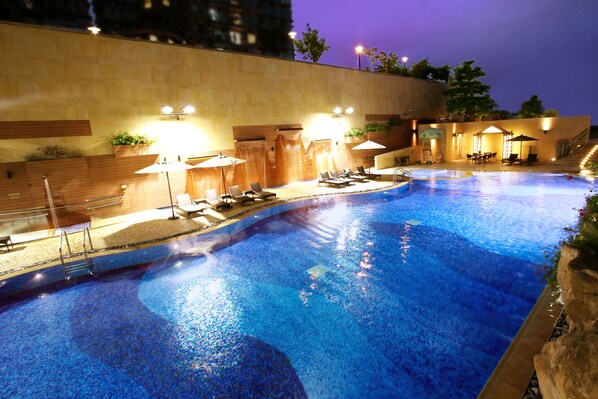 สระว่ายน้ำกลางแจ้งเปิดตามฤดูกาล, ร่มริมสระว่ายน้ำ, เก้าอี้อาบแดดริมสระ