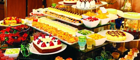 Un buffet proposant une variété de desserts et de boissons.