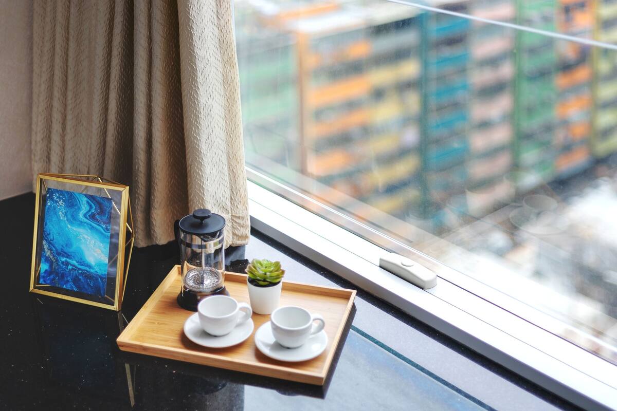 Minibar, safe på rommet, skrivebord og blendingsgardiner