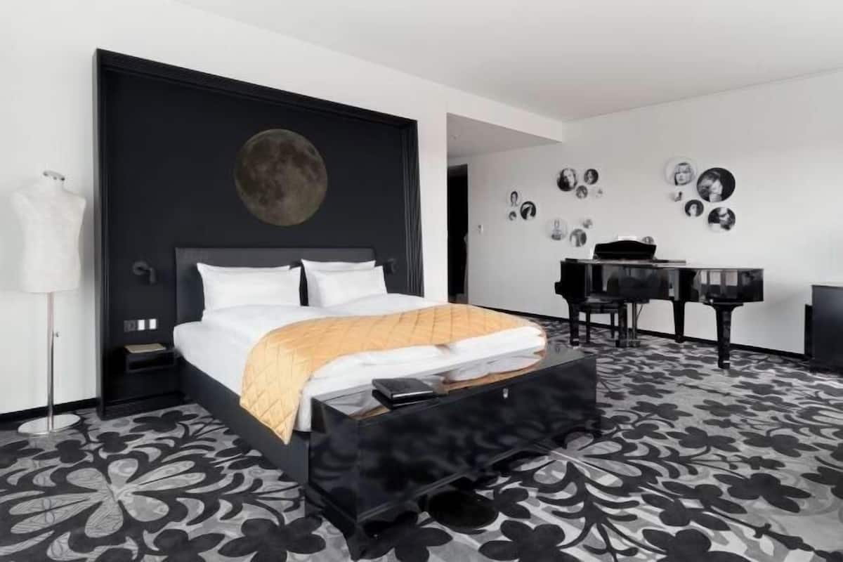 Premium bedding, in-room safe, desk, blackout drapes