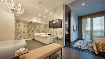 Princess Suite | Salle de bain | Ensemble douche/baignoire, baignoire relaxante profonde