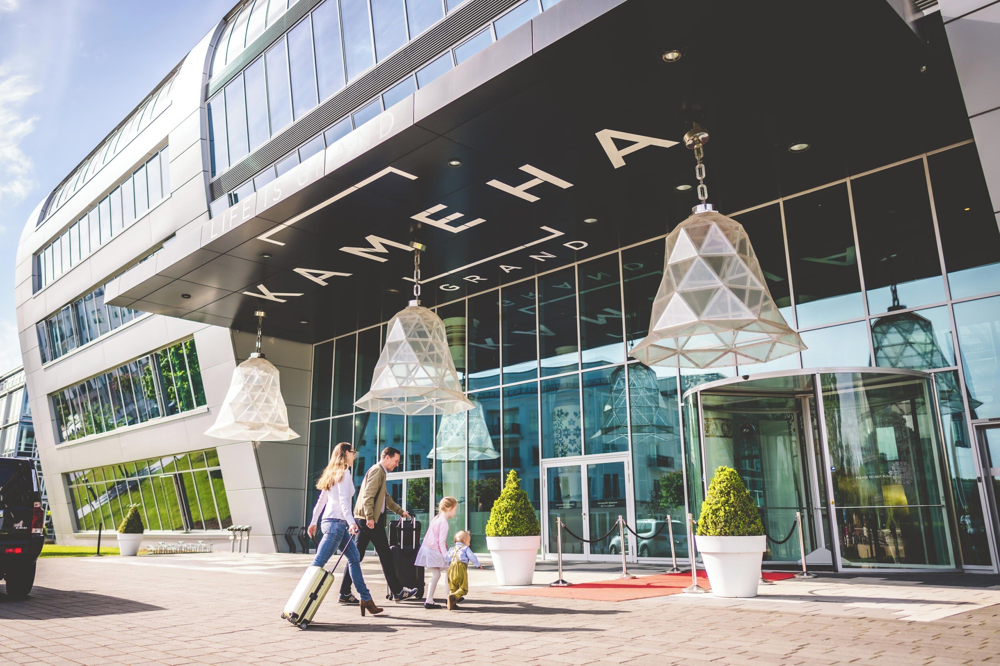 Une entrée d’hôtel moderne avec le nom « KAMEHA GRAND » bien en évidence.