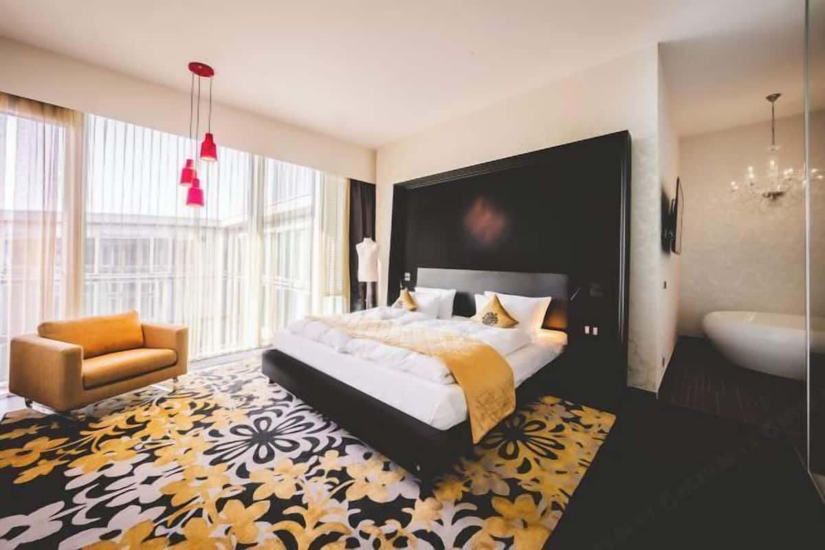 Premium bedding, in-room safe, desk, blackout drapes