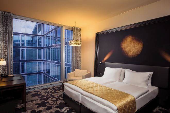 Premium bedding, in-room safe, desk, blackout drapes