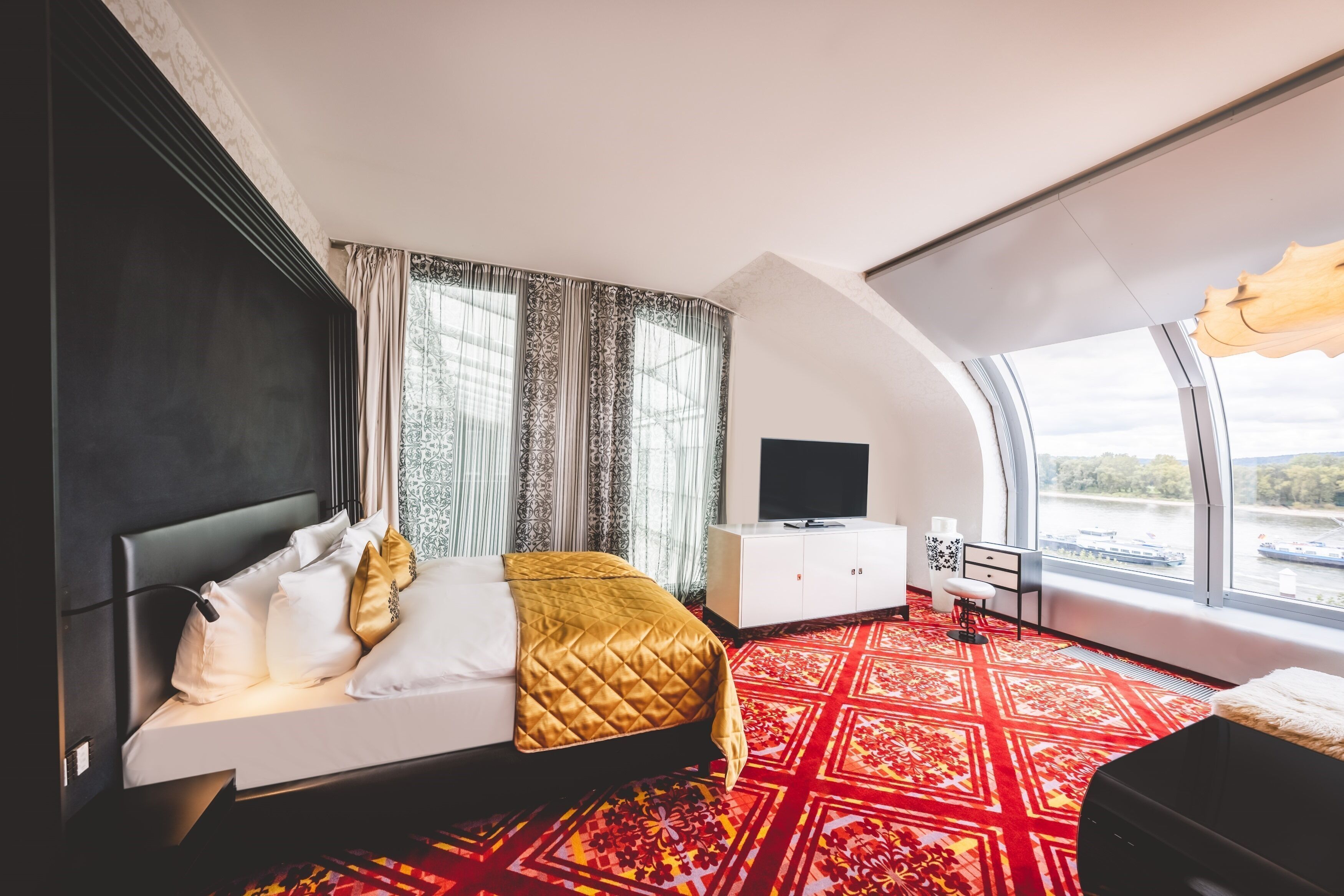 Luxe beddengoed, een kluis op de kamer, een bureau