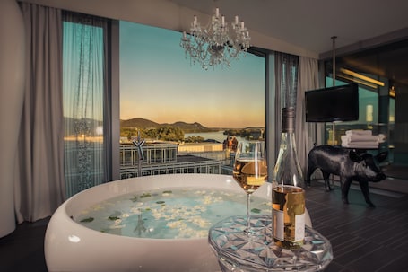 Chuveiro/banheira combinados, banheira de imersão. Kameha Grand Bonn