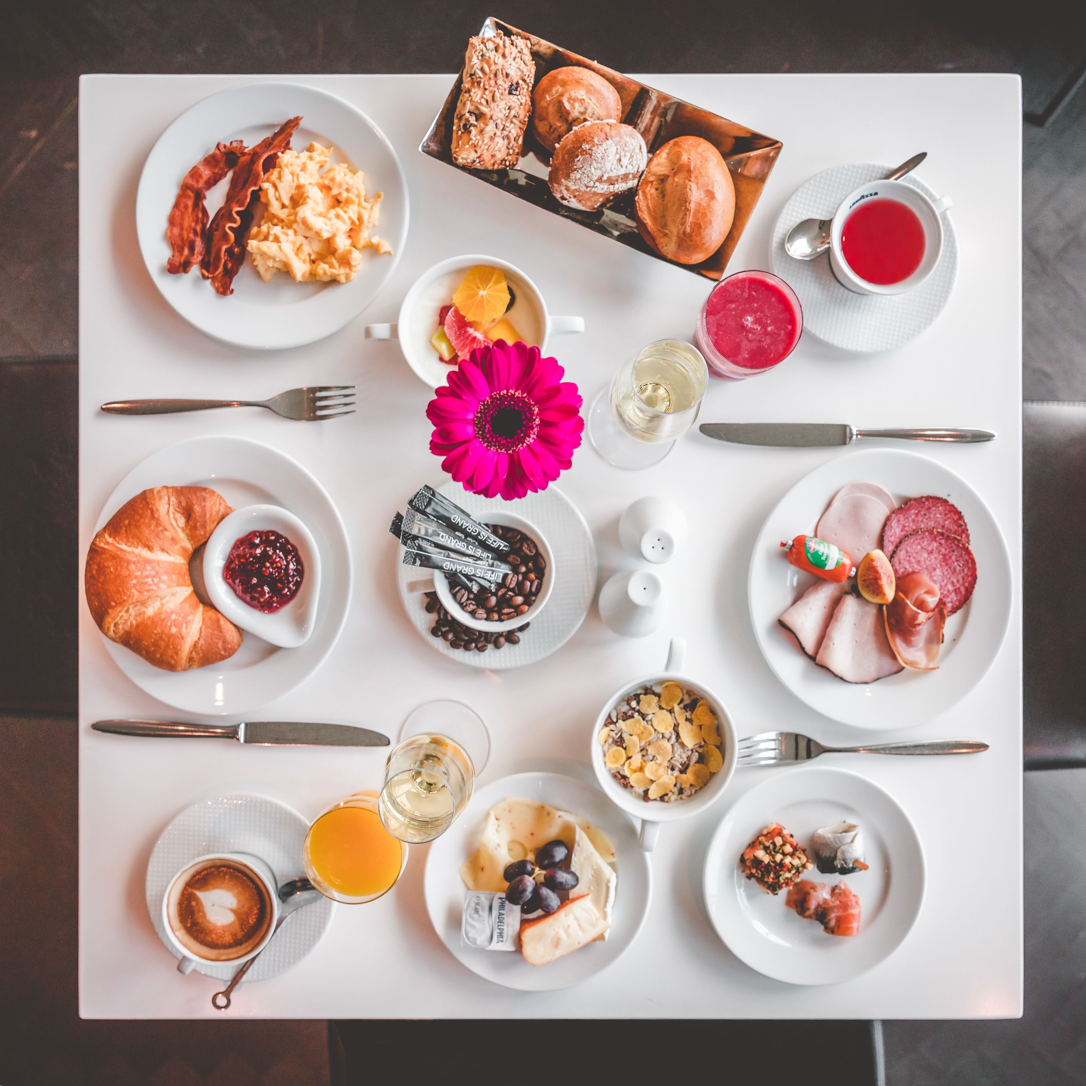 Un buffet de petit-déjeuner proposant une variété d'aliments et de boissons.
