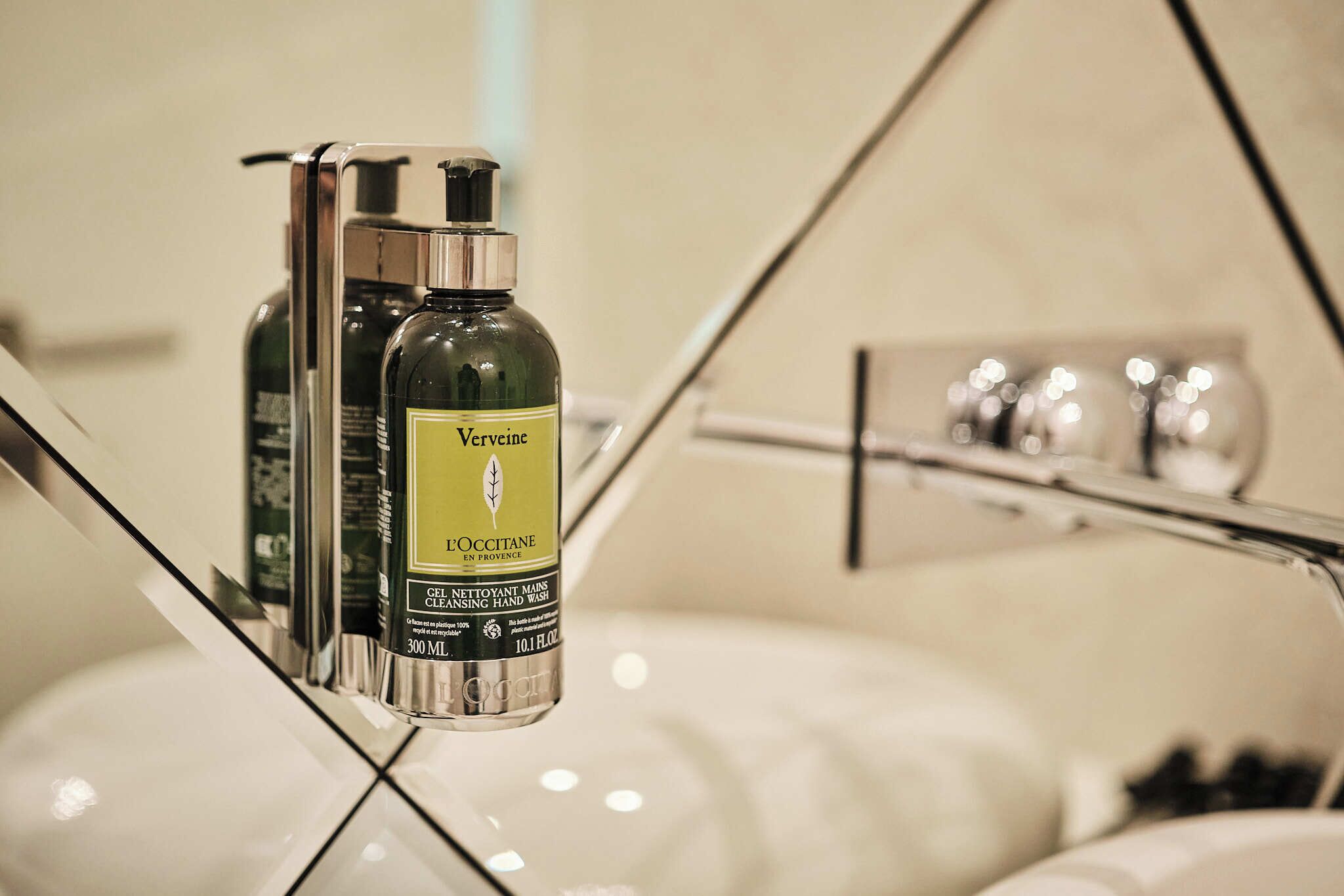 Un bagno con un erogatore di sapone liquido e una bottiglia di detergente mani Verveine.