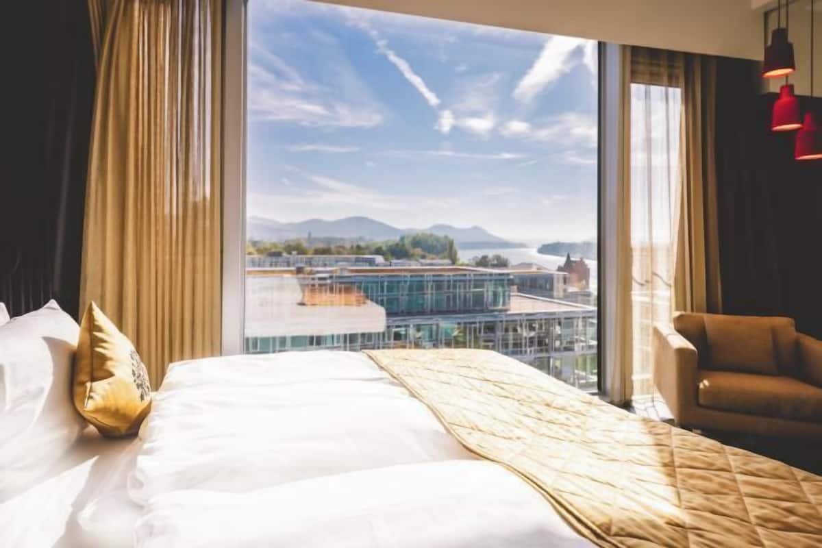 Premium bedding, in-room safe, desk, blackout drapes