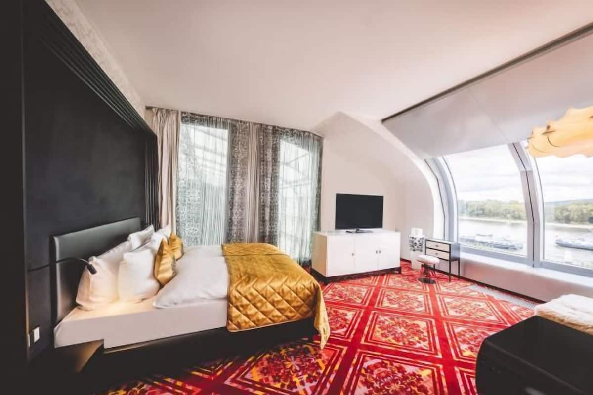 Premium bedding, in-room safe, desk, blackout curtains