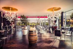 3 restaurants; breakfast, lunch, dinner, and brunch served