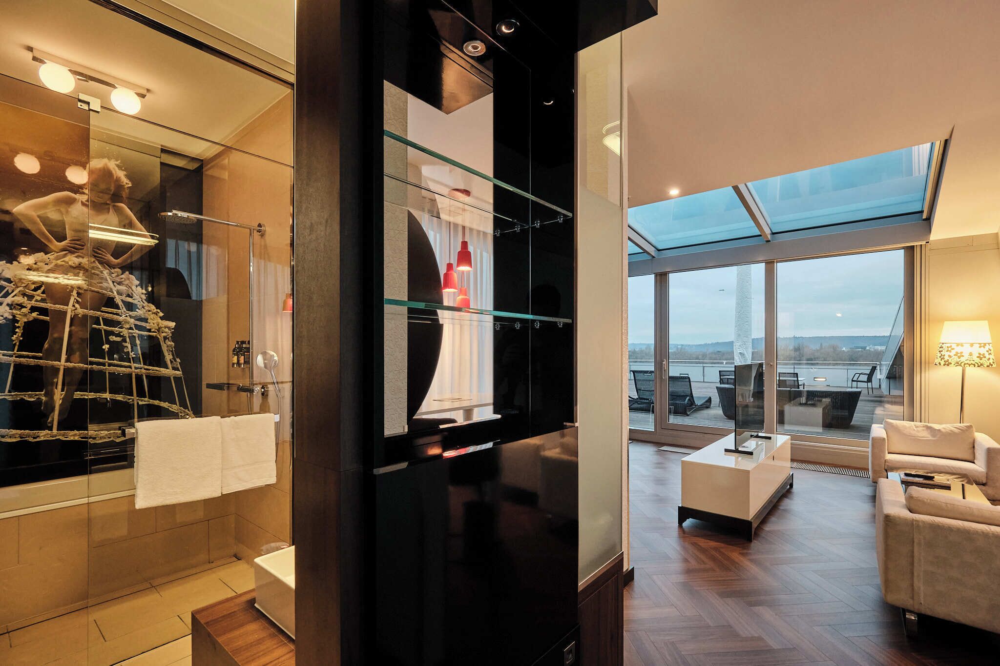 Hero Suite mit Dachterrasse | Hochwertige Bettwaren, Zimmersafe, Schreibtisch, Verdunkelungsvorhänge